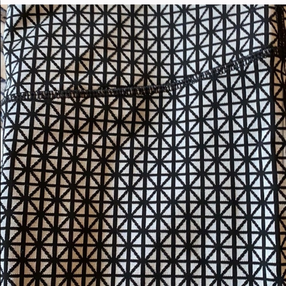 NWOT Lululemon Leggings- 6 - Picture 2 of 4